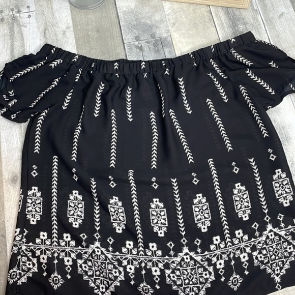 SOCIETY Girl black & white geometric print blouse. Tie details on sleeves. Small - Picture 6 of 12